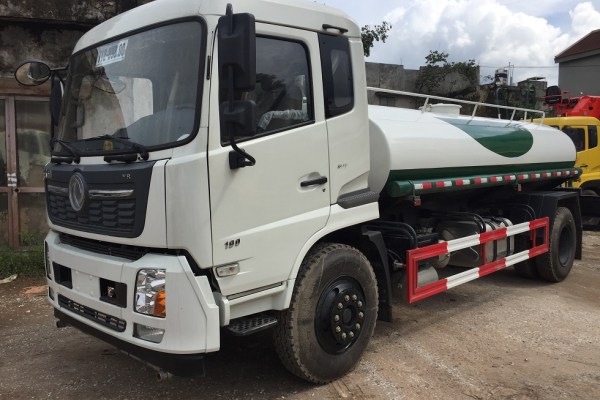 xe-phun-nuoc-rua-duong-9-khoi